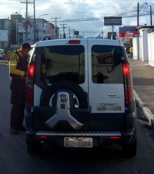 Operação da SMTT autua 40 e remove sete veículos em Maceió 