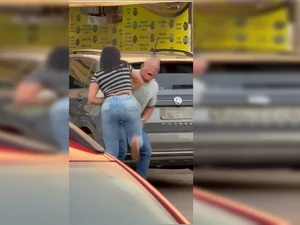 Furiosa com traição, mulher dá “coça” em policial penal armado na rua