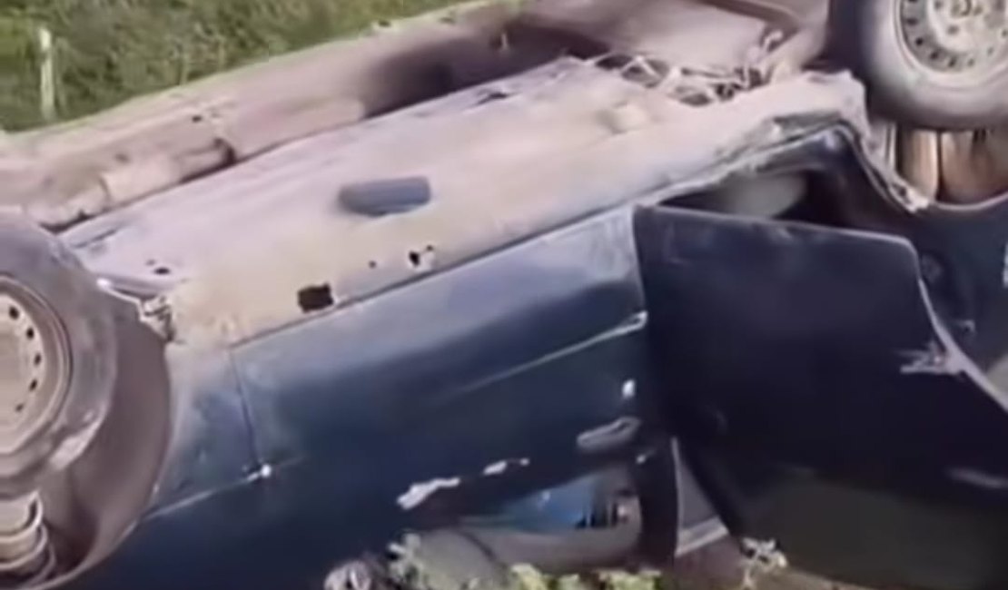 Carro capota às margens da rodovia AL-220 em Batalha