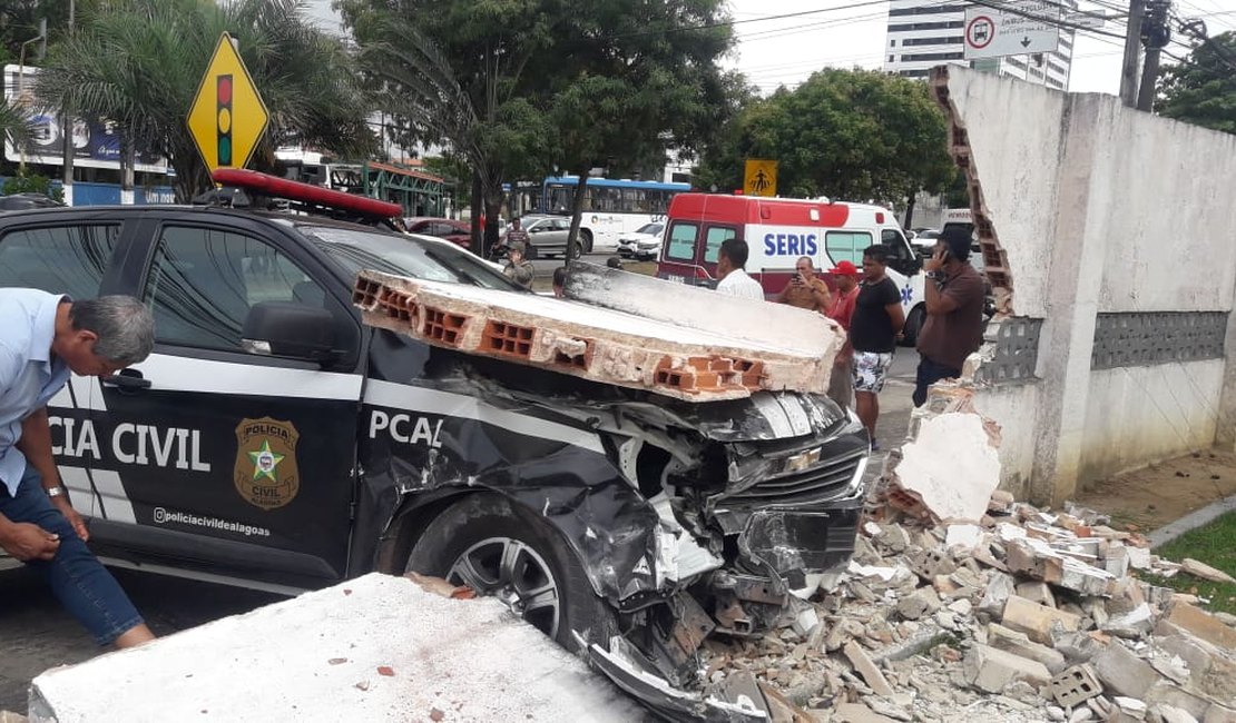 Viatura policial derruba muro do Quartel do Exército após acidente em Maceió 