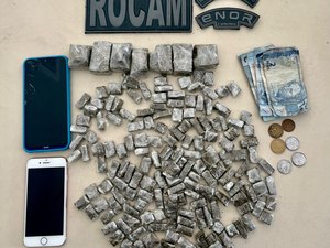 Jovem de 22 é presa e adolescente de 17 é apreendido com quase 700g de maconha