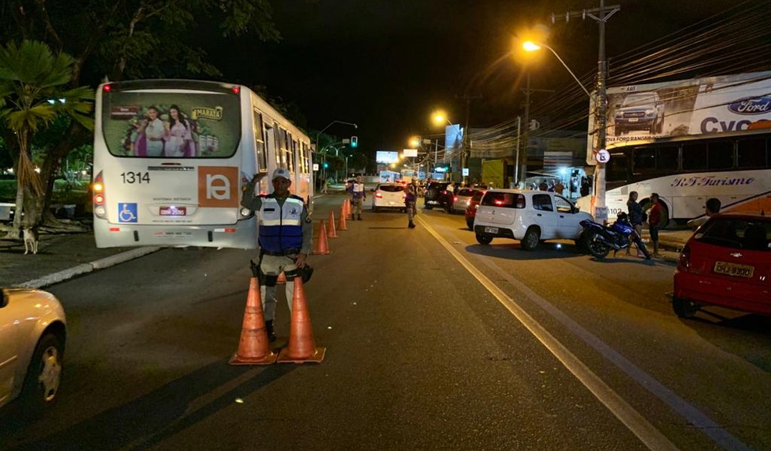 Motoristas são presos durante Operação Lei Seca em Maceió