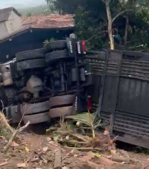 Carreta tomba na BR-101 em Junqueiro e atinge residência