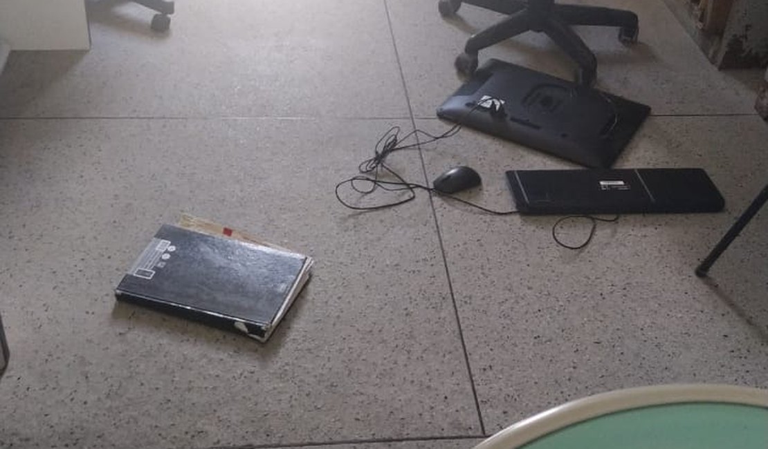 Homem invade Centro de Saúde, ameaça servidoras e causa danos em Arapiraca