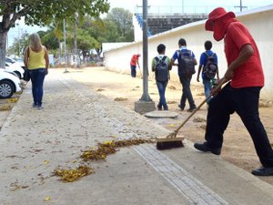 Presos do sistema prisional ajudam na limpeza de cidades alagoanas afetadas pela chuva 