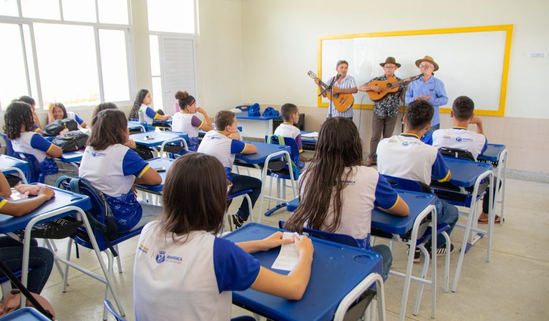 Arapiraca: projeto de literatura de cordel e repente é levado às escolas do município