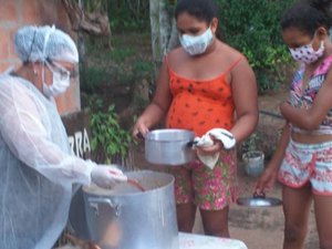 Indígenas de Palmeira dos Índios distribuem sopão para crianças e idosos