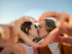 Namorar é constrangedor? Entenda debate que surgiu nas redes sociais