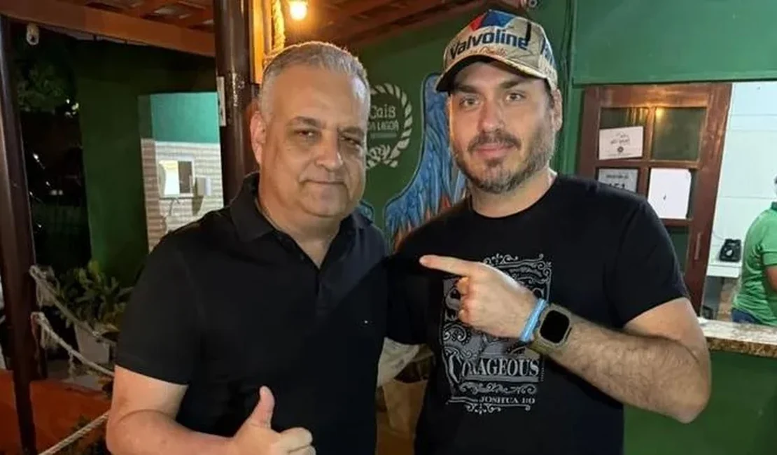 Após ato de Lula, orla de Maceió recebe bloco puxado por Gaspar e Carlos Bolsonaro