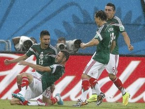 Sob temporal, México vence caos camaronês