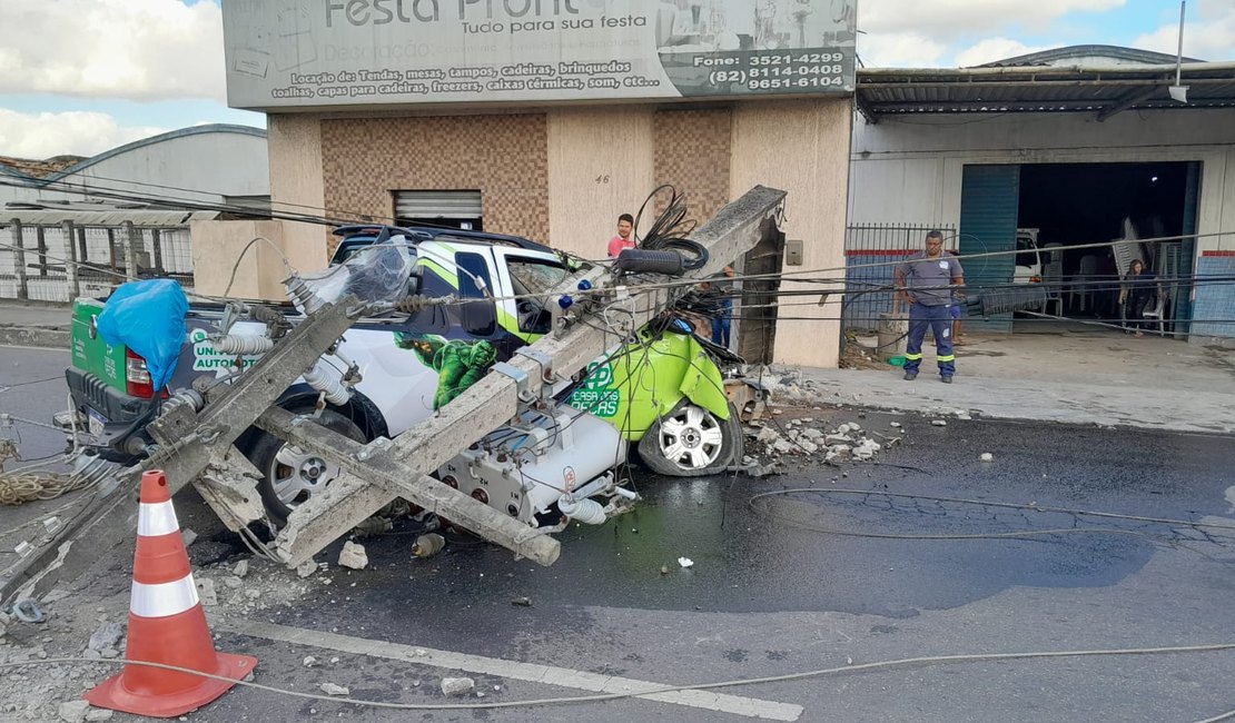 [Vídeo] Carro colide em poste de alta tensão e provoca interdição da AL 110, próximo ao trevo Padre Jeferson