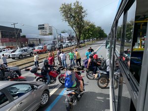 Motoristas de aplicativo fecham avenidas na capital após morte de colega de trabalho