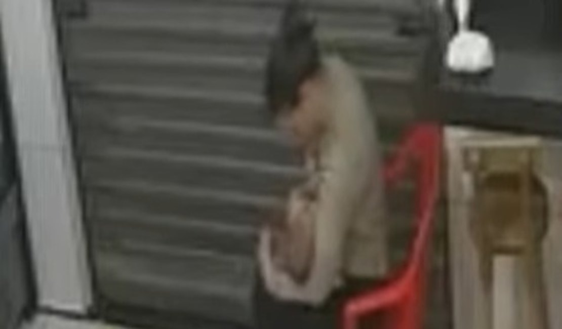 [Vídeo] Agente da SMTT amamenta e acalma bebê durante caso de violência em AL