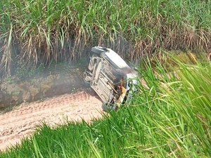 Veículo pega fogo após capotamento na BR-104, em Messias