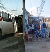 Ônibus com trabalhadores perde controle e invade casa no interior de AL