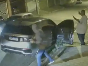 Polícia prende homem que roubou  carro do cantor Péricles