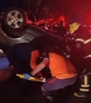 Motorista passa mal e capota carro próximo ao Divina Luz, em Arapiraca
