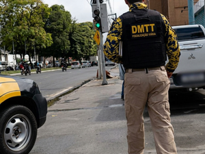 Homem é autuado conduzindo caminhonete com dispositivo luminoso ilegal