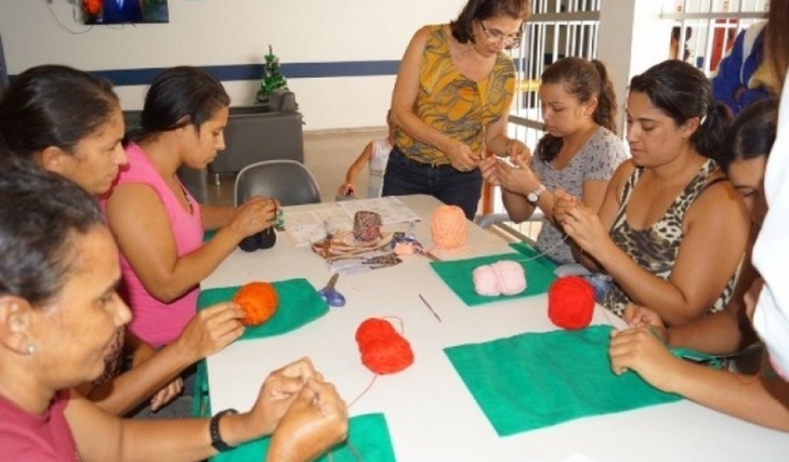 Mães de crianças internadas na UTI do HGE participam de oficina de artesanato