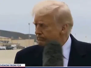 [Vídeo] Jornalista atinge Trump com microfone na cara