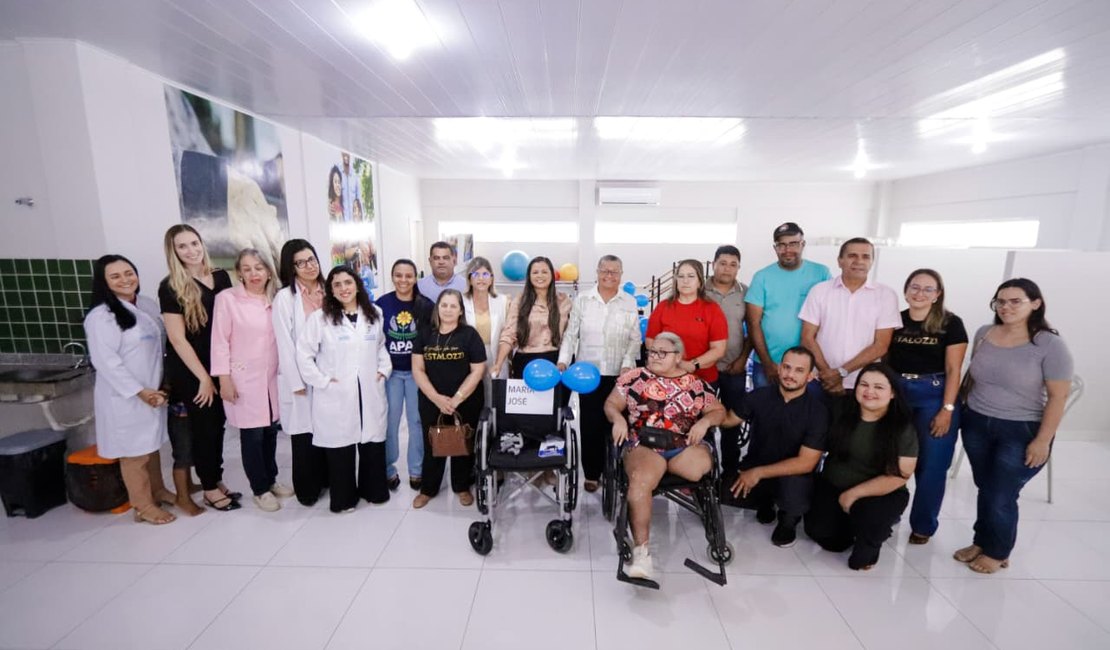 Prefeitura realiza entrega de cadeiras de rodas a 16 pessoas com deficiência