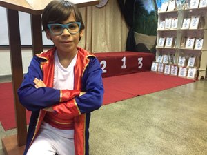 Menino de 11 anos lê 230 livros em um ano e ganha prêmio 