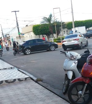 Carro estacionado no meio da rua causa transtornos em Arapiraca