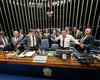 Senadores bolsonaristas se acorrentam em protesto contra prisão domiciliar de Bolsonaro