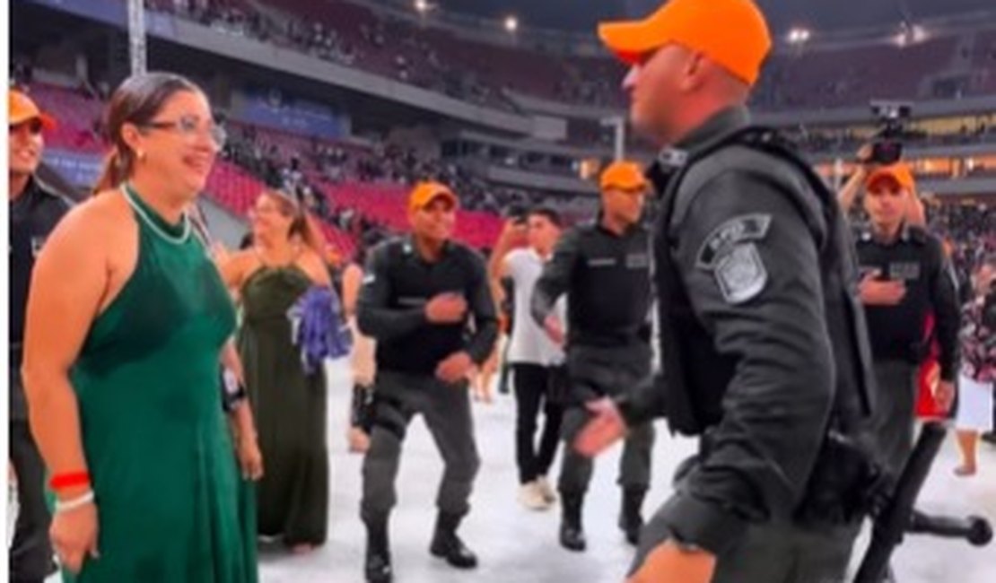 [Vídeo] Filho faz homenagem à mãe ao se formar na Polícia Militar