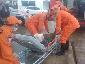 Homem embriagado e sangrando pede ajuda em posto de combustível 