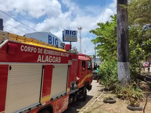 Caminhão invade calçada e atinge poste que pega fogo na avenida Fernandes Lima