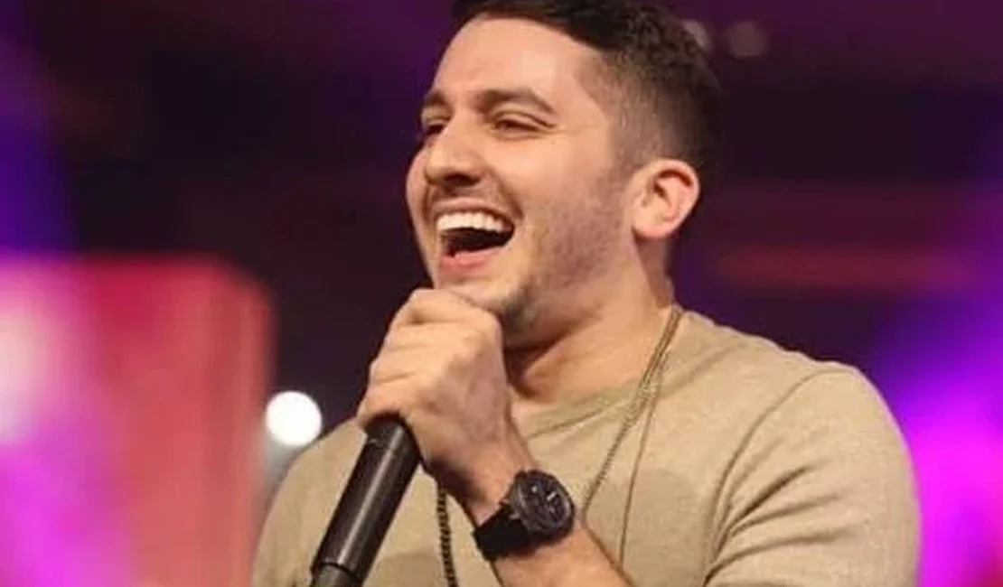 Jonas Esticado faz apresentação surpresa em bar da orla de Maceió e agita público