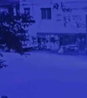 Vídeo mostra homem abandonando corpo esquartejado no Jacintinho; confira