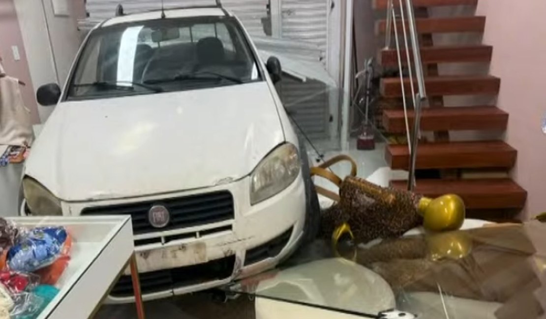 Carro invade e destrói loja no Jacintinho durante a madrugada; lata de cerveja foi encontrada no veículo