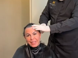 Gretchen raspa cabeça em live antes de iniciar transplante capilar