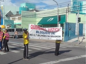 Moradores do Pinheiro protestam na Praça Centenário, em Maceió