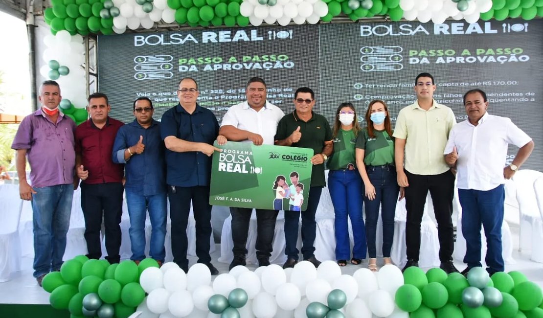 Porto Real do Colégio realiza entrega do cartão do primeiro programa de redistribuição de renda do município