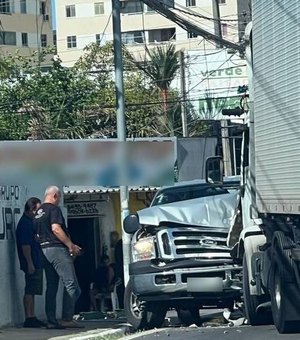 Caminhão invade contramão e bate de frente a picape na Mangabeiras