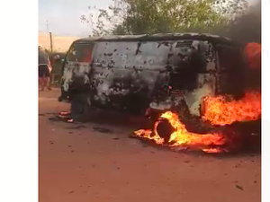 [Vídeo] Kombi com decoração de festa incendeia em Arapiraca