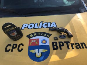 Após denúncia anônima, polícia apreende arma de fogo no Pinheiro