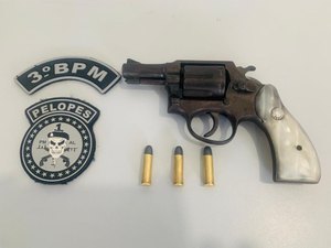 Polícia encontra revólver escondido no banco de carro, em Arapiraca