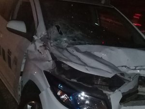 Carroceiro fica ferido após colisão entre táxi e carroça