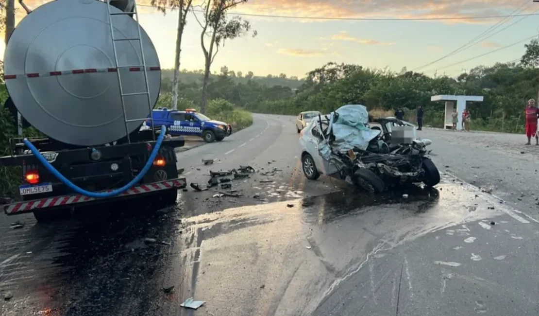 Colisão frontal entre caminhão e carro deixa sargento da PM morto em Branquinha