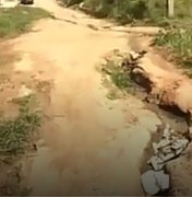 [Vídeo] Buracos em bairro de Arapiraca causam transtornos a quem passa pelo local