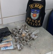 Suspeito é preso ao tentar se desfazer de sacola com drogas e dinheiro
