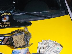 Suspeito de tráfico de drogas é preso com tablete de maconha e notas de dólar 