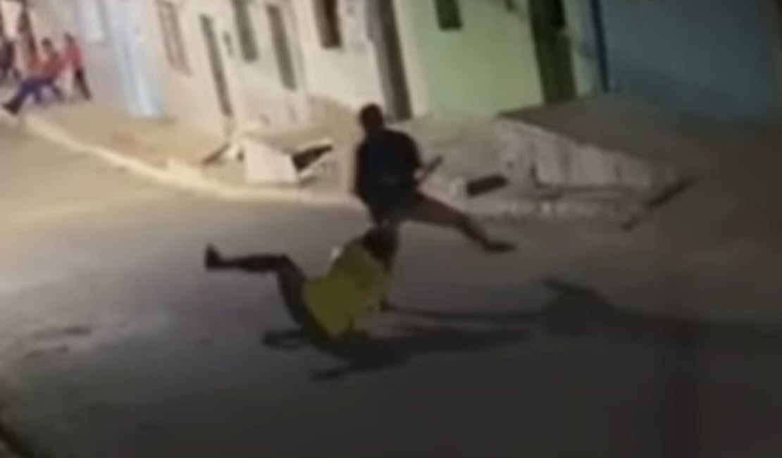 Homem tenta golpear irmão com foice e é contido por vizinhos em São Brás