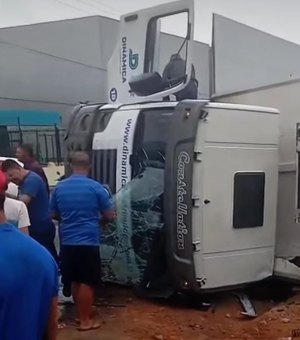 Vídeo mostra momento em que caminhão tomba na AL-110 e colide contra muro em Arapiraca
