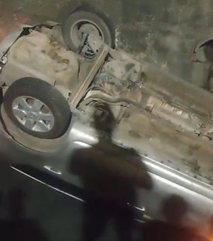 Carro cai dentro de córrego no Poço, em Maceió