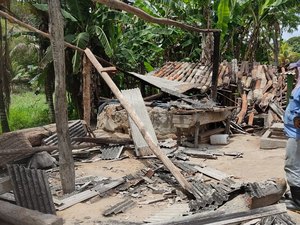 Prefeito Pino visita casa de farinha destruída em Piaba Grande e garante reconstrução